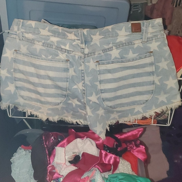 Shorts - Picture 3 of 4